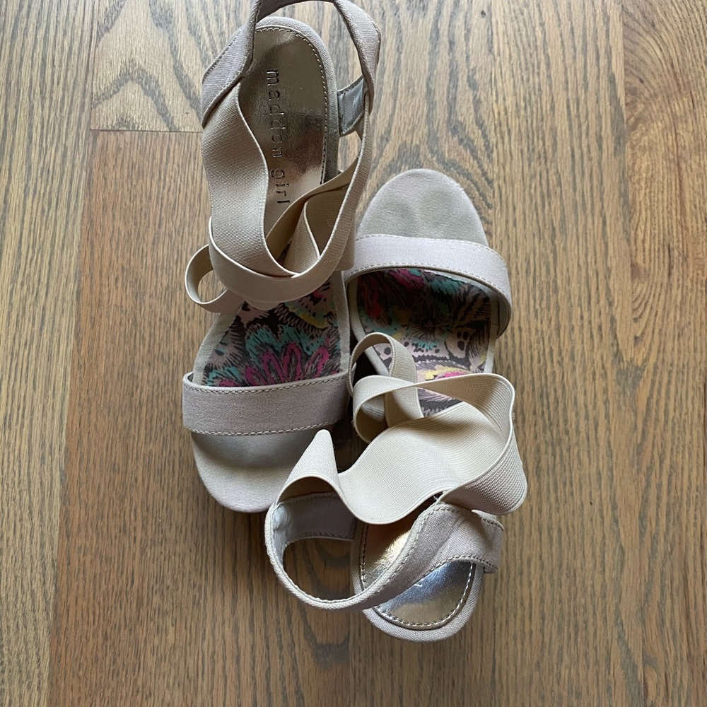 Madden Girl size 9 Tan Elastic Wedges